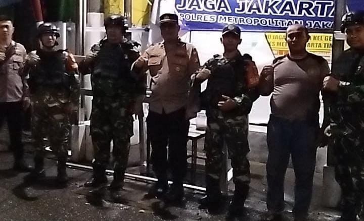 Koramil 03/Ps.Rebo-Ciracas Bersama Tiga Pilar dan Warga Gelar Patroli Siskamling Keliling, Ciptakan Pasar Rebo Aman dan Kondusif