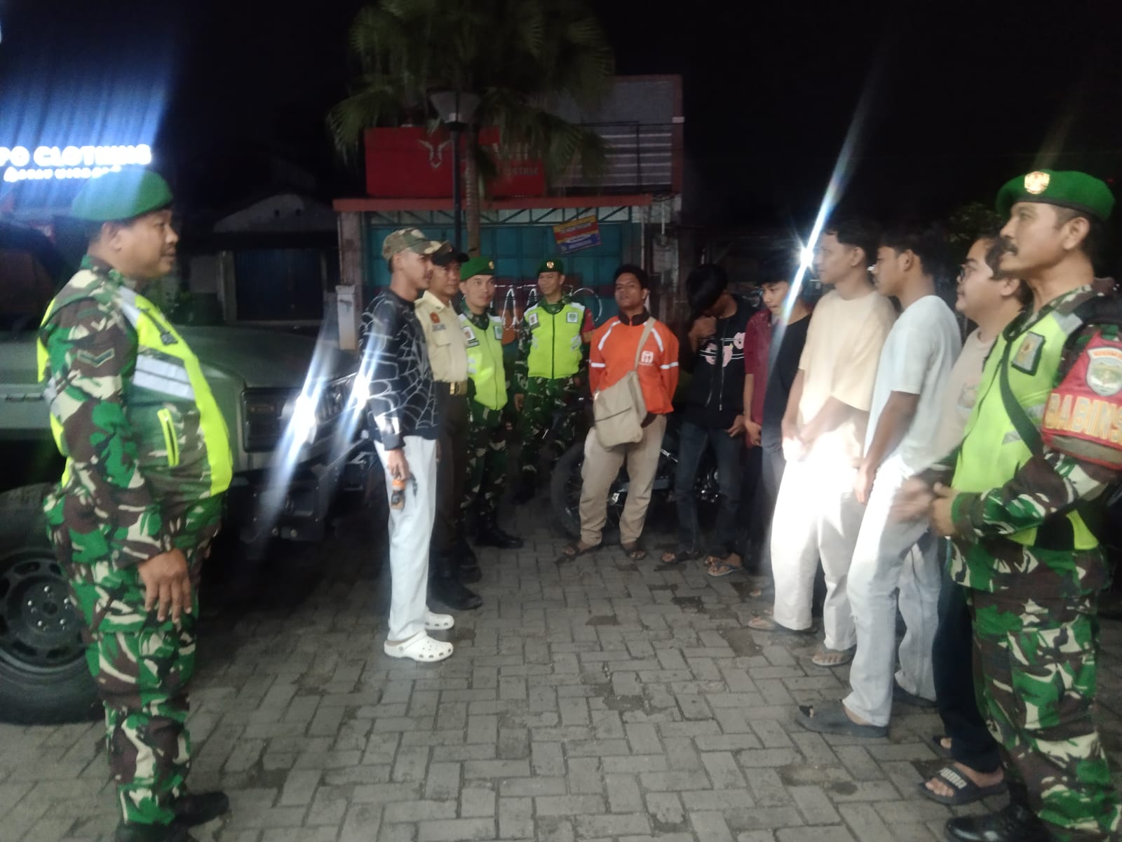 Koramil 05/Bantar Gebang Perkuat Patroli Malam, Sinergi Personil Gabungan Ciptakan Wilayah Aman dan Kondusif