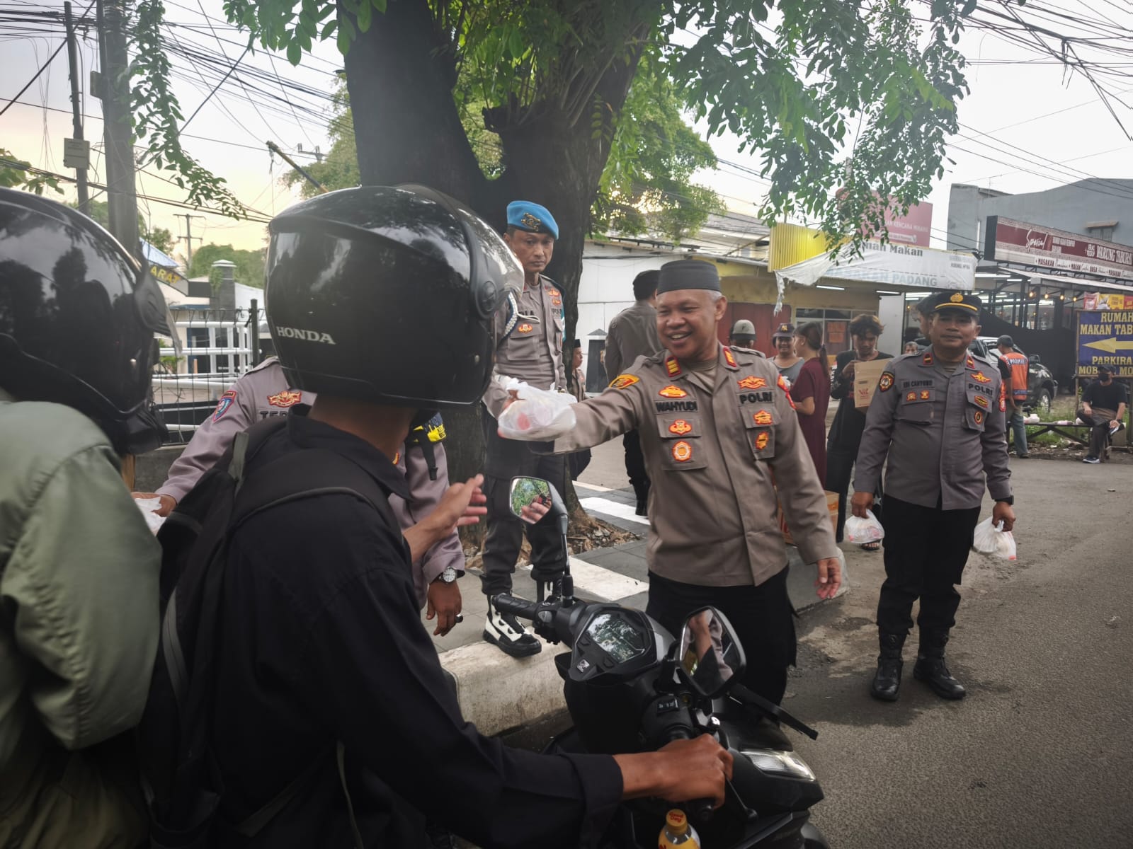 Dihari Pertama Puasa Polsek Bekasi Barat Bagikan Takjil Kepada Warga Masyarakat