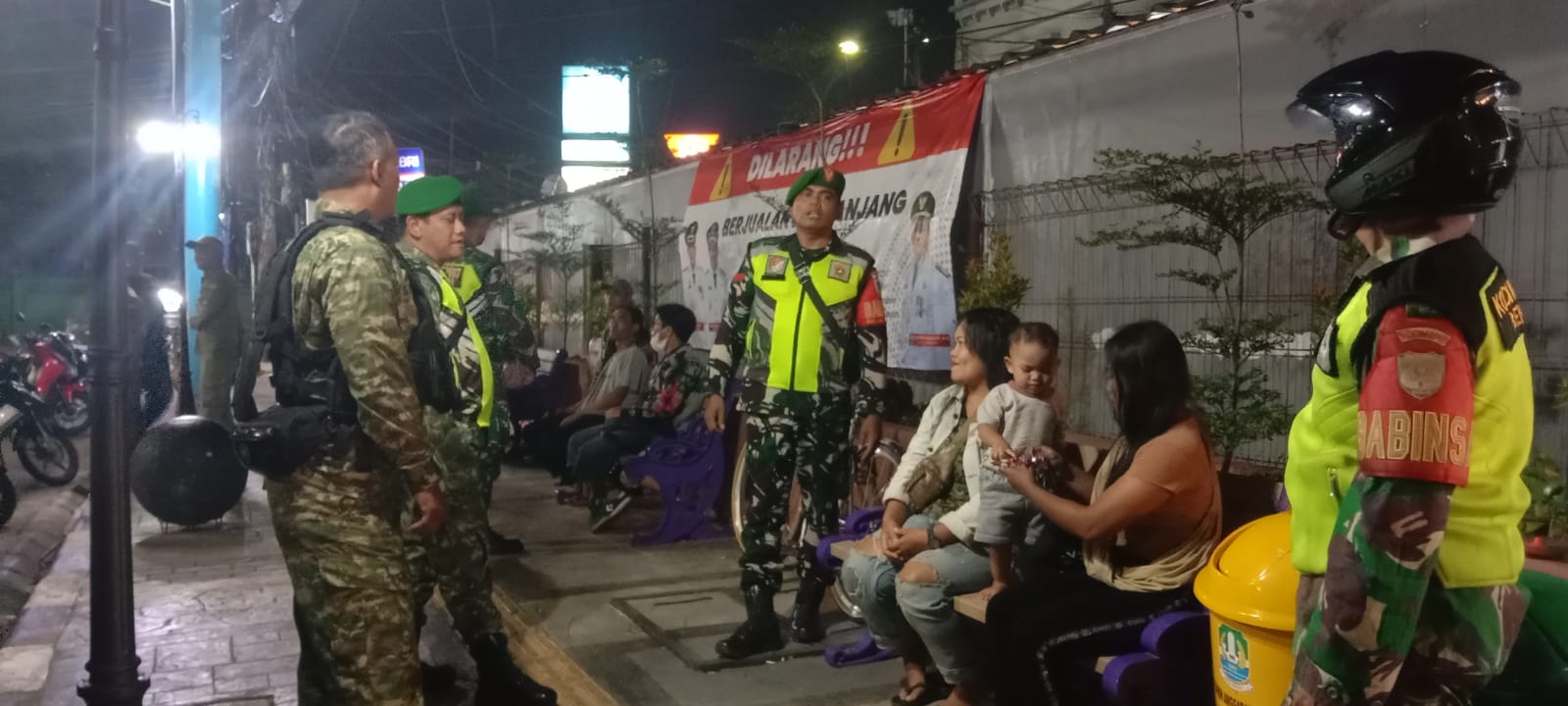 Sinergi Babinsa dan Komduk Koramil 02/Pondok Gede Intensifkan Patroli Kendaraan dan Jalan Kaki Demi Keamanan Wilayah