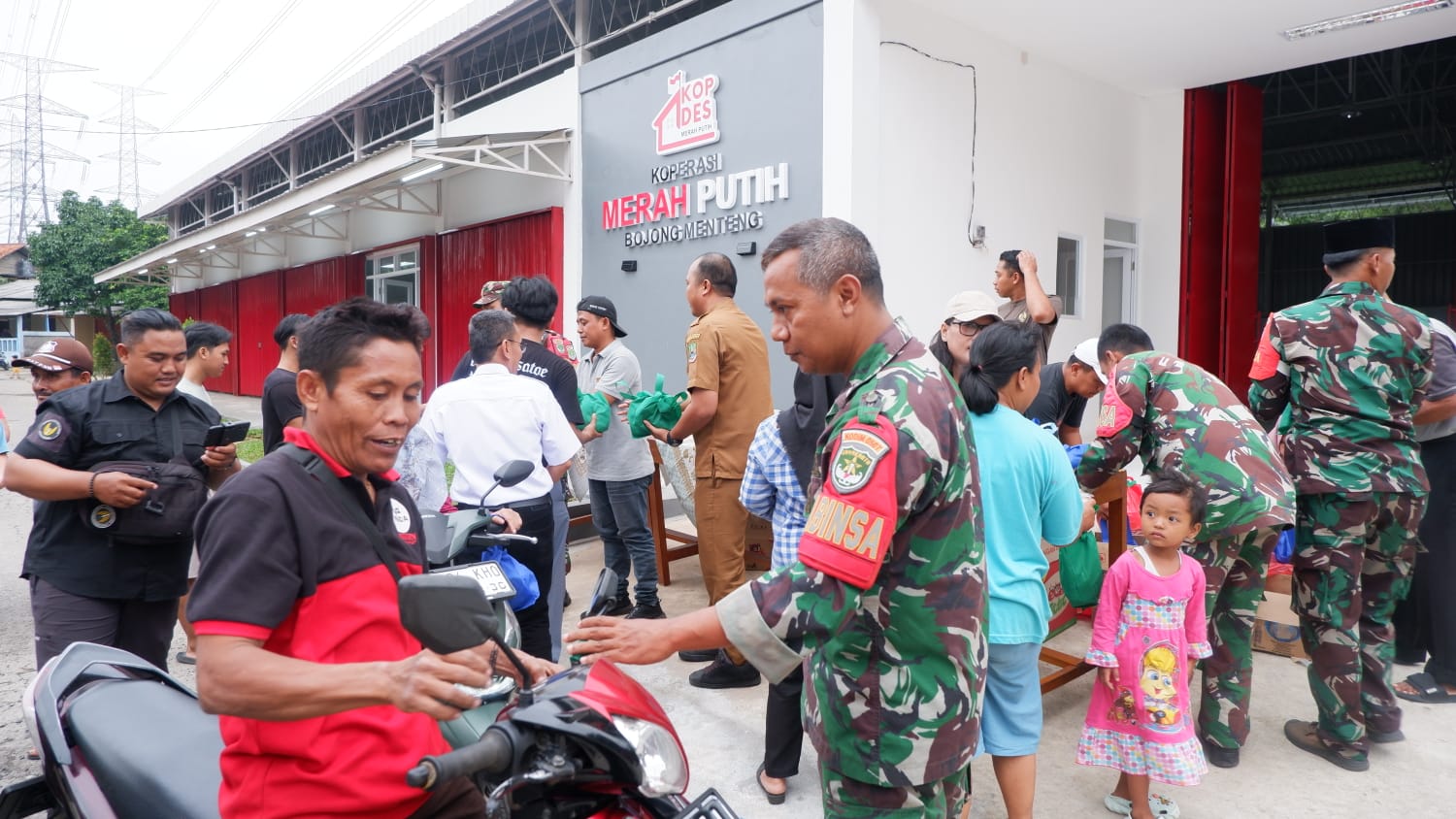 Kolaborasi Kodim 0507/Bekasi dan Koperasi Merah Putih Bojong Menteng Bagikan Takjil, Pererat Kebersamaan di Bulan Ramadan