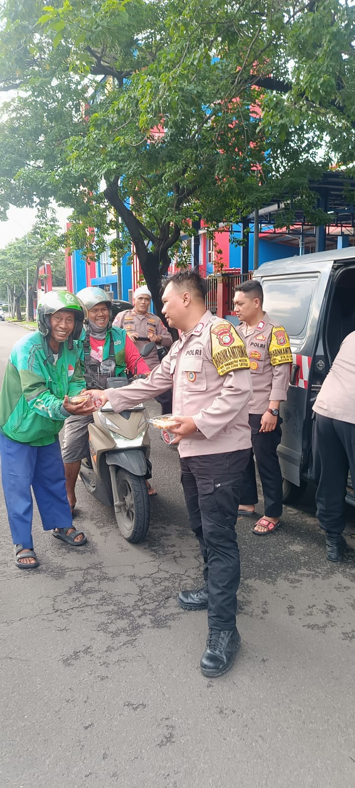 Polsek Medansatria Bagikan Ta’jil kepada Pengendara dalam Program Bang Jasri di Harapan Indah