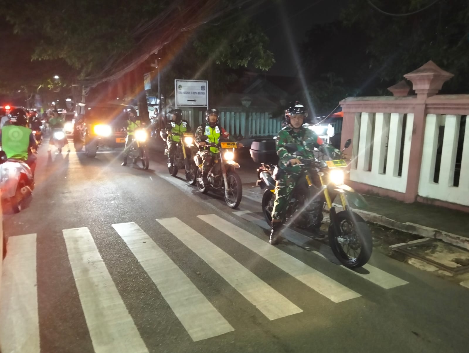 Patroli Malam Gabungan Koramil 01/Kranji Bersama Satpol PP dan Linmas Intensifkan Pengamanan Wilayah Rawan