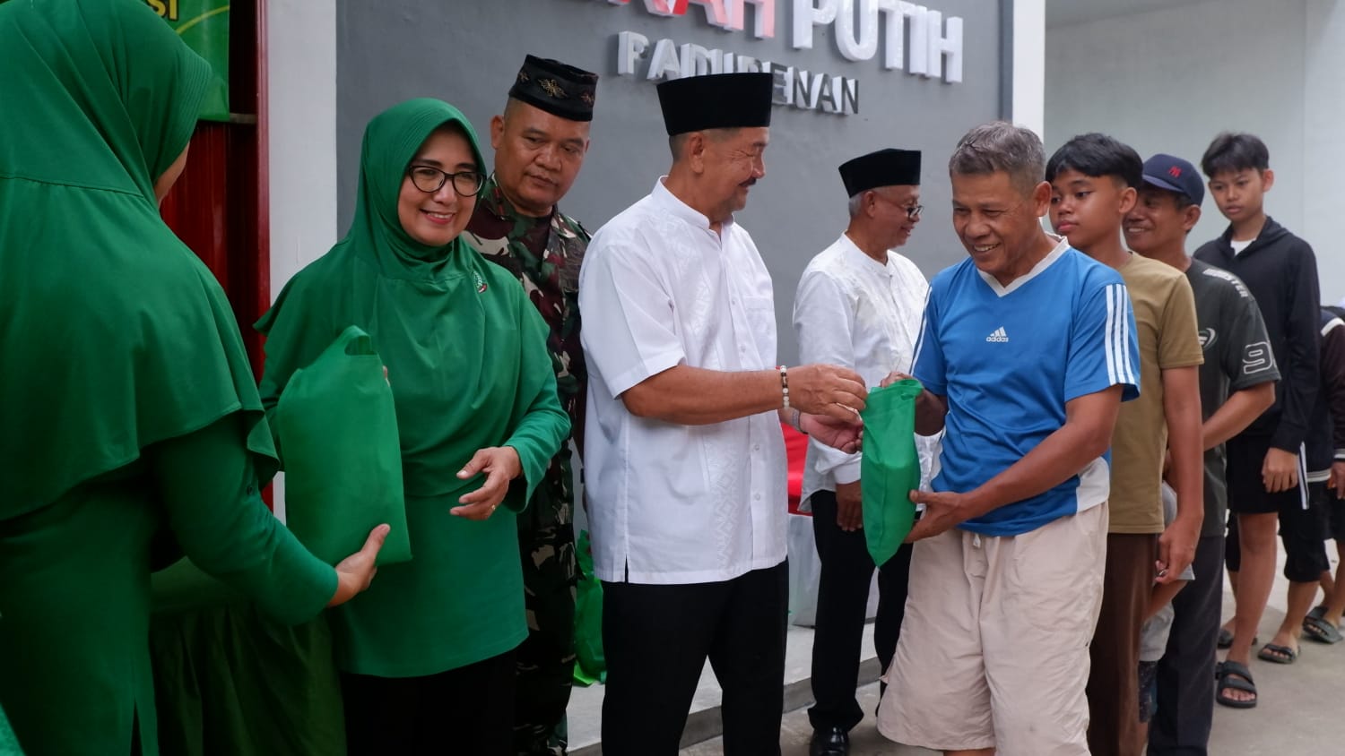 Tebar Berkah Di Bulan Ramadhan, Koramil 05/Bantar Gebang Bersama Koperasi Merah Putih Padurenan Gelar Bagi-Bagi Takjil untuk Warga