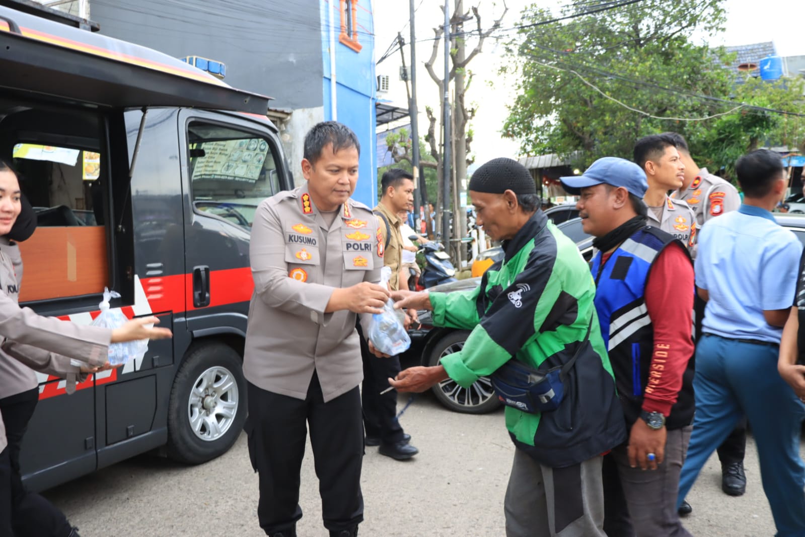 Ramadhan Peduli “Kapolres Berbagi Takjil Untuk Berbuka Puasa Warga Medansatria”