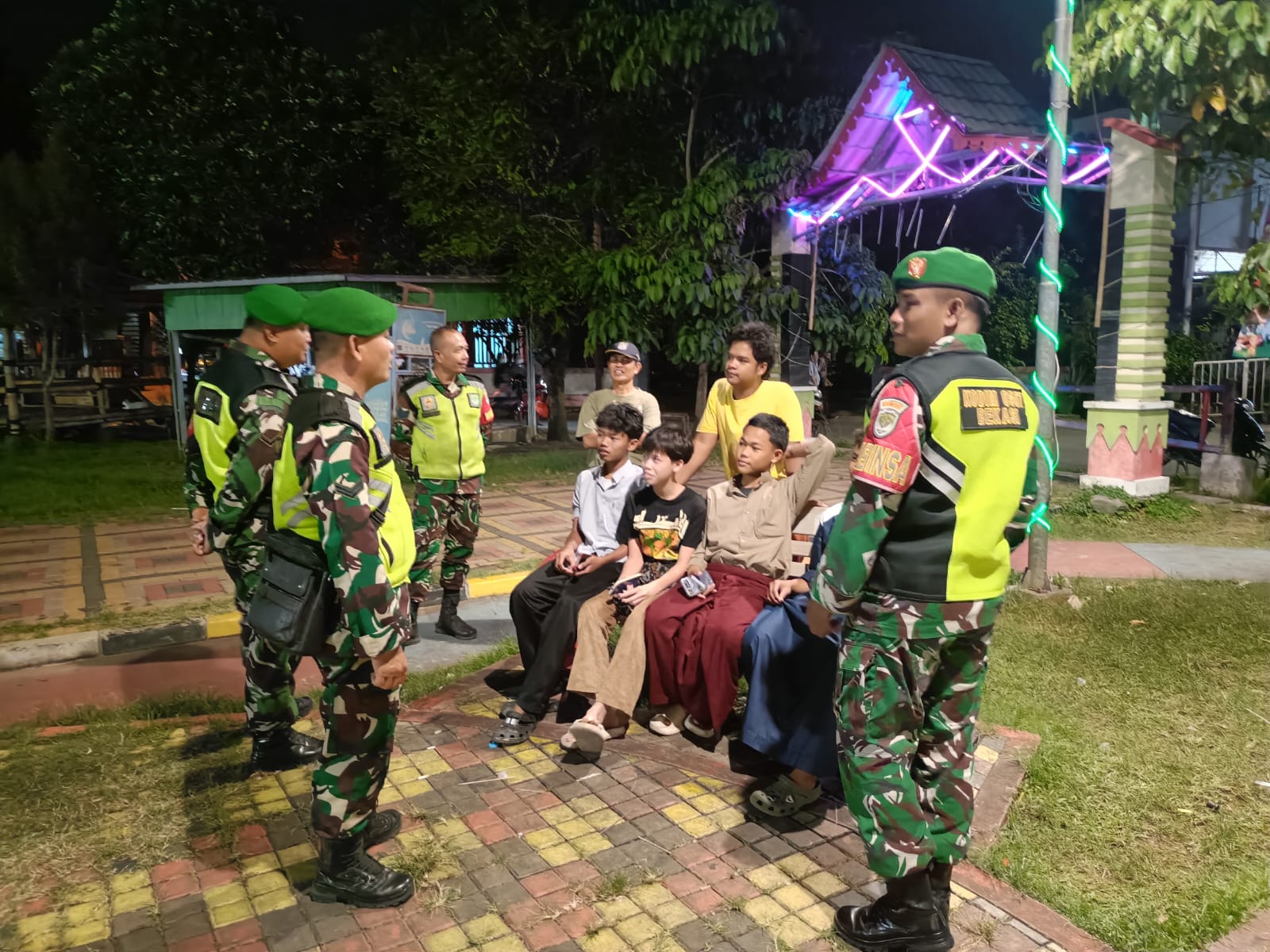 Patroli Humanis Koramil 03/Teluk Pucung Gunakan Maung dan Jalan Kaki, Jaga Keamanan Di Wilayah Rawan dan Pusat Keramaian