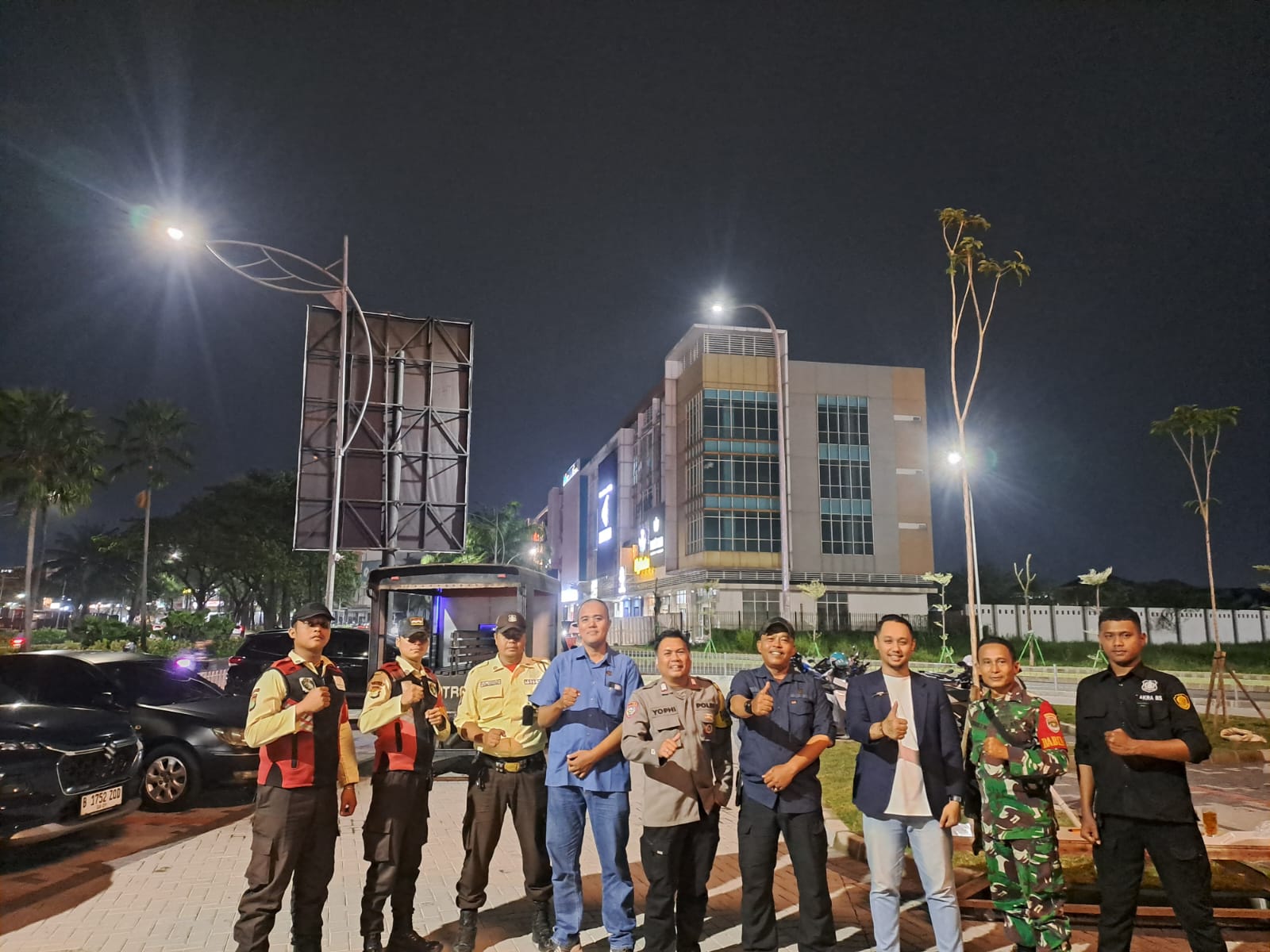 Sinergitas TNI–Polri, Bhabinkamtibmas Medan Satria Patroli Bersama di Kawasan SCBD Summarecon Bekasi