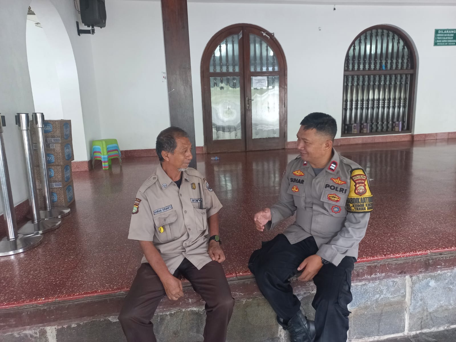 Bhabinkamtibmas Kebon Kacang Sambangi Satpam Masjid Said Naum, Sampaikan Imbauan Kamtibmas