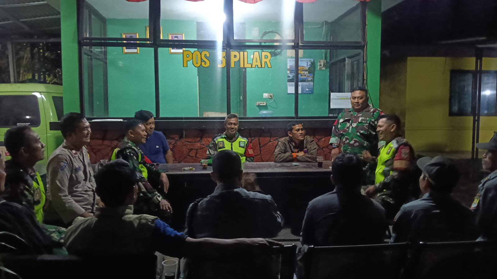 Patroli Malam Koramil 03/Teluk Pucung Bersama Polsek Rawalumbu dan Satpol PP Kompak Jaga Wilayah Agar Tetap Aman dan Kondusif