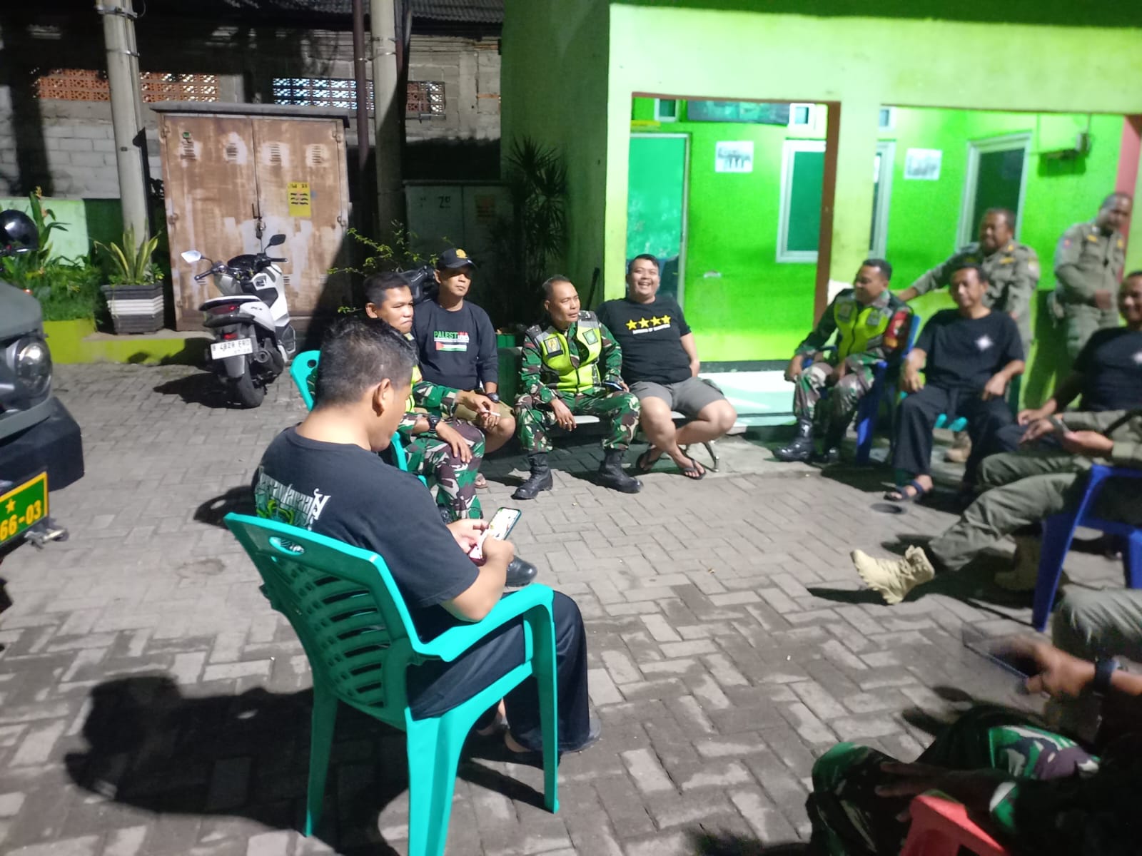 Tingkatkan Kewaspadaan Pada Malam Hari Personil Gabungan Koramil 04/Jati Asih dan Polsek Jati Asih Serta Linmas Gelar Patroli Malam