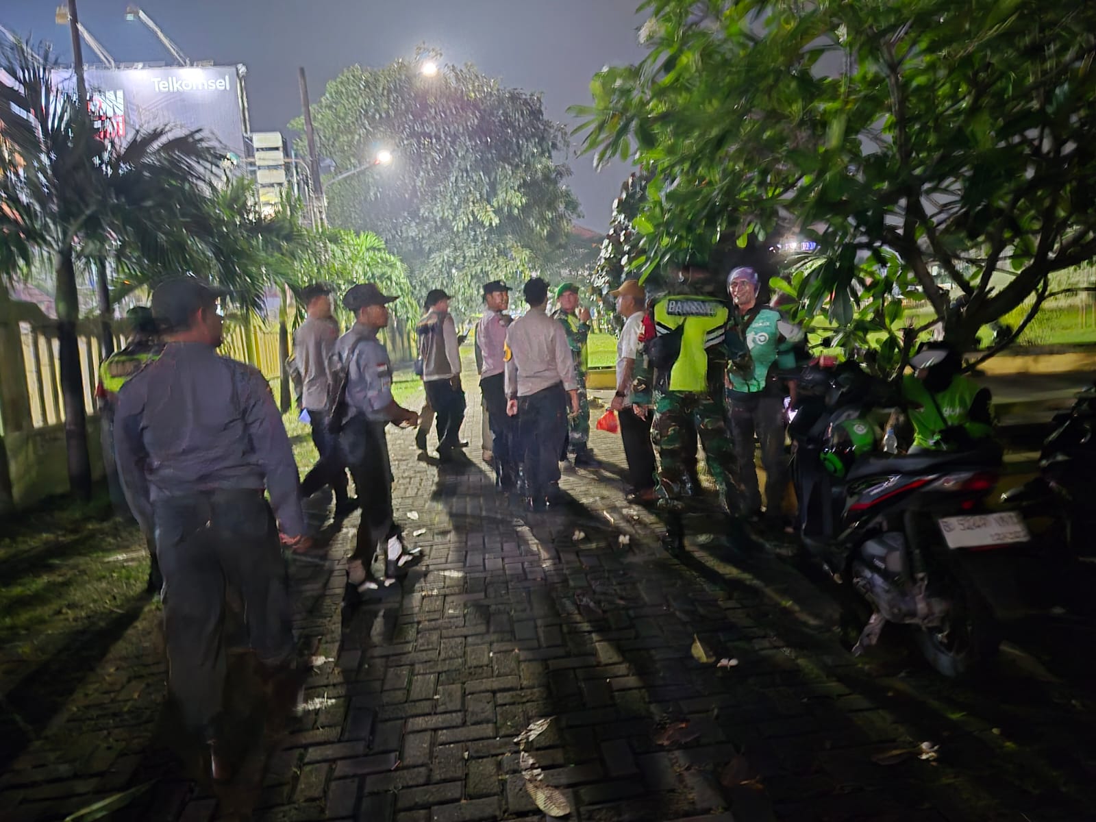 Sinergitas Koramil 02/Pondok Gede dan Polsek Pondok Gede Gelar Patroli Malam, Ciptakan Rasa Aman bagi Masyarakat