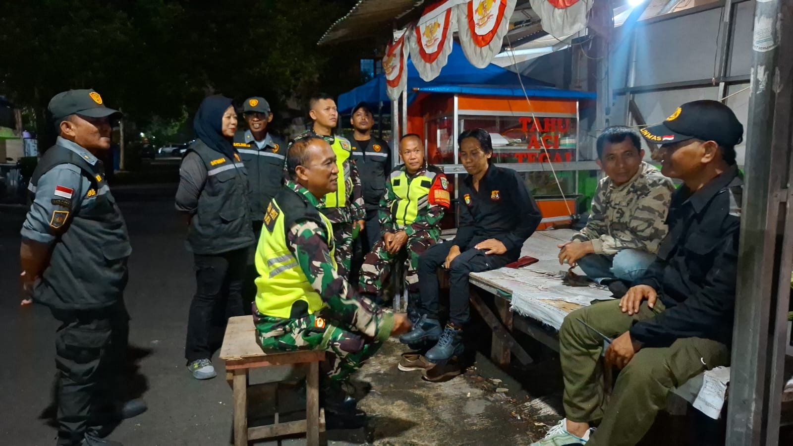 Perkuat Keamanan Wilayah, Koramil 03/Teluk Pucung Bersama Linmas dan Mitra Jaya Gelar Patroli Gabungan