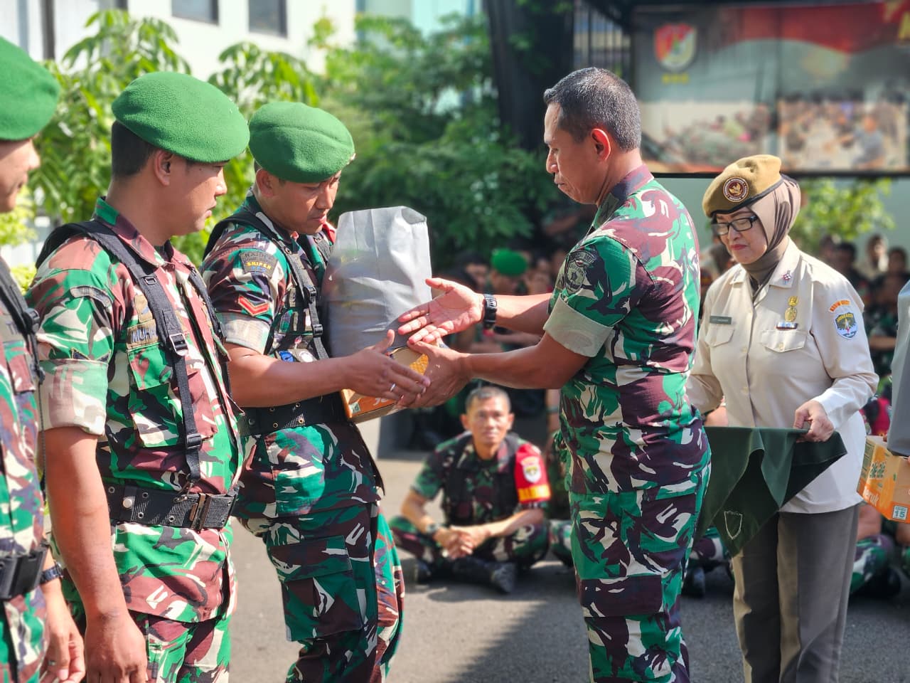 Jam Komandan dan Pembagian Bingkisan Idul Fitri 1447 H, Dandim 0507/Bekasi Ajak Prajurit Tingkatkan Rasa Syukur