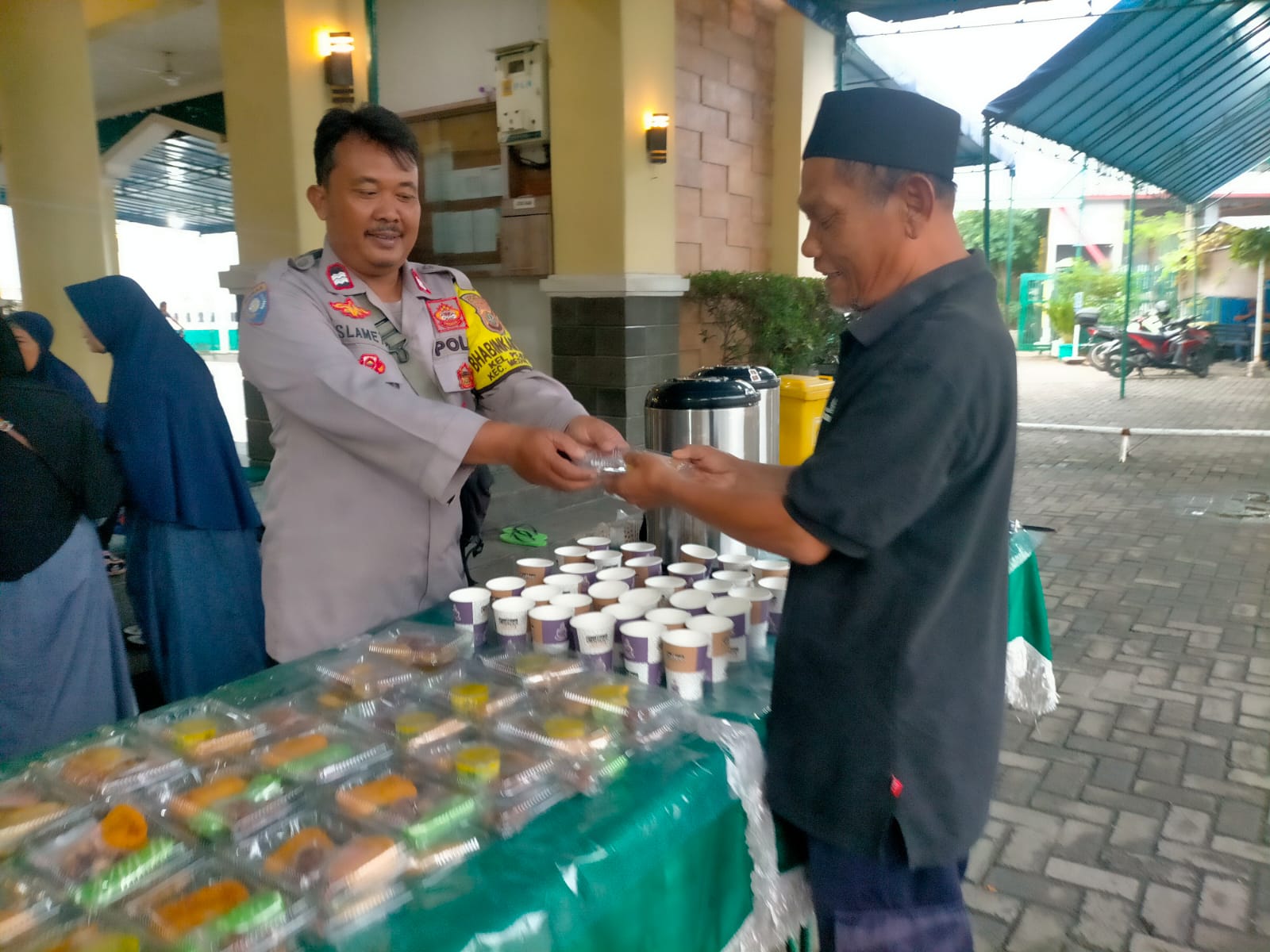 Wujudkan Polri Presisi, Polsek Medan Satria Gelar Bakti Sosial Pembagian Takjil di Jalan Raya Pejuang