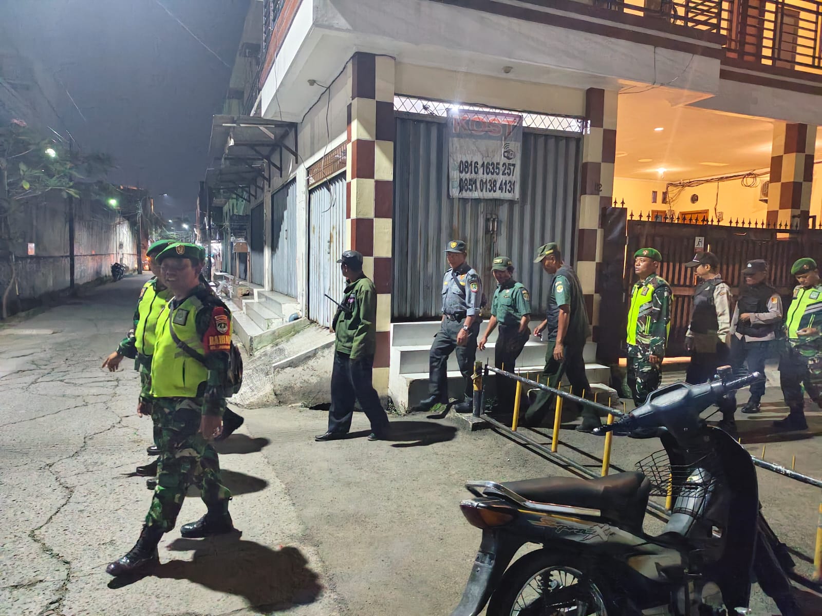 Koramil 01/Kranji Bersama Linmas dan Mitra Jaya, Patroli Rumah Warga yang Ditinggal Mudik