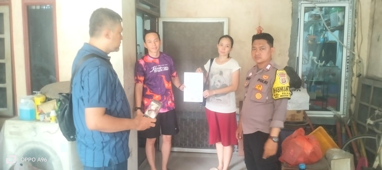 Polisi Medansatria Mediasi Konflik Kakak-Adik Akibat Salah Paham Usaha Keluarga, Berakhir Damai