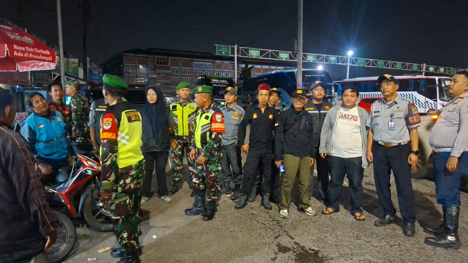 Patroli Jalan Kaki, Koramil 03/Teluk Pucung Intensifkan Kamtibmas dan Edukasi Warga