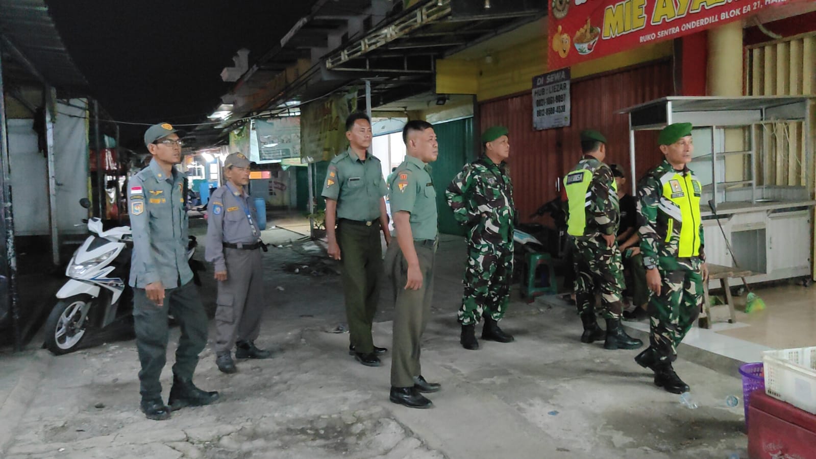 Koramil 01/Kranji Bersama Linmas Gelar Patroli Malam, Jamin Keamanan Wilayah Binaan