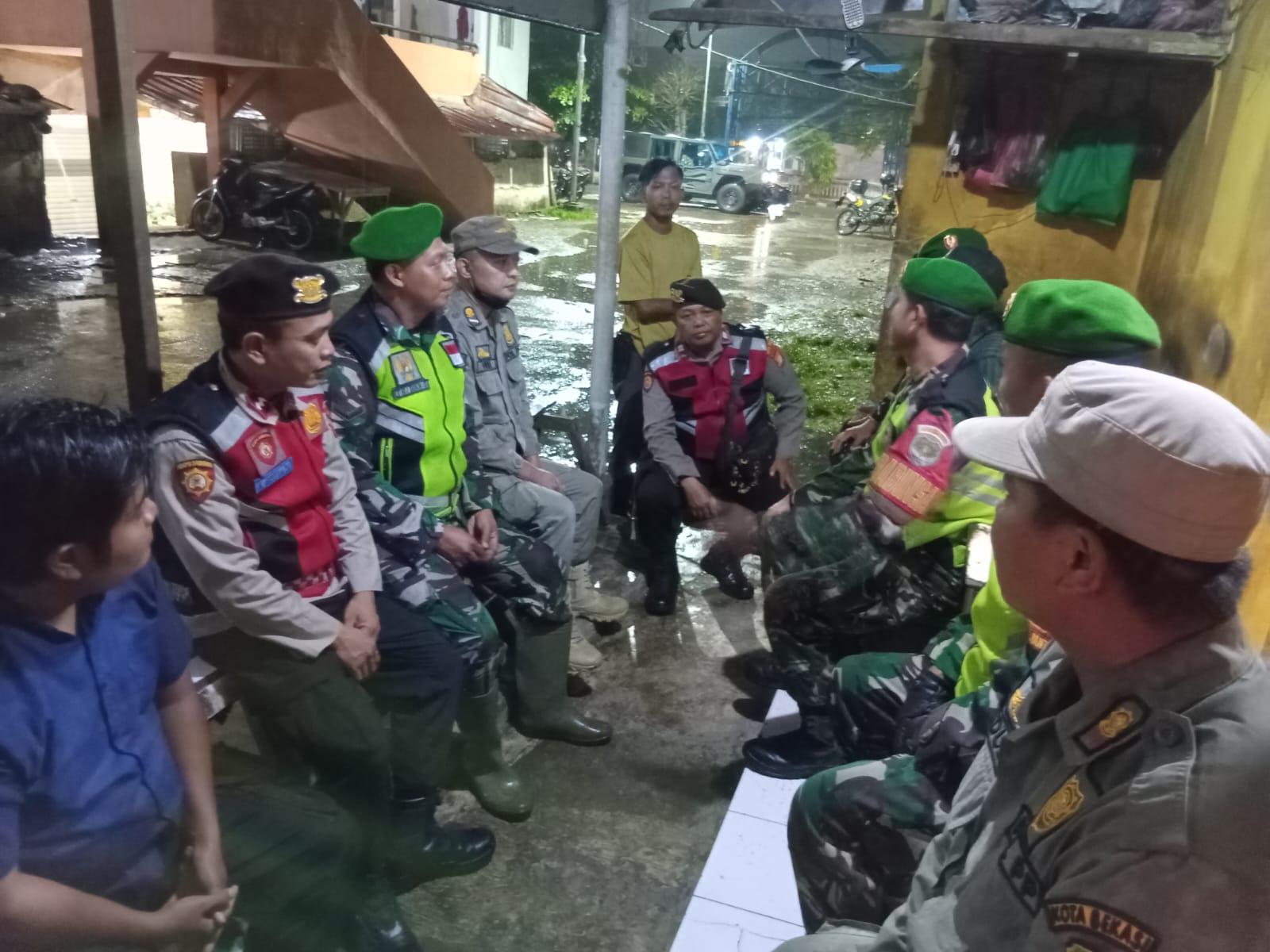 Patroli Malam Intensif, Koramil 05/Bantar Gebang Bersama Polri dan Satpol PP Antisipasi Kriminalitas