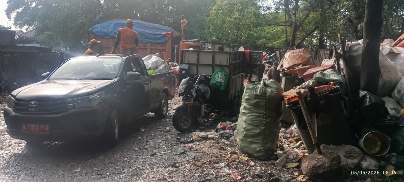 Petugas dan Warga Kompak: TPS di Jatinegara Bebas Pungli, Kebersamaan Tetap Terjaga
