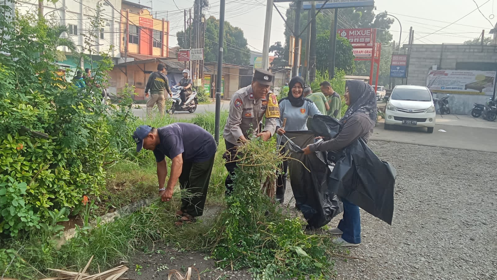 Bhabinkamtibmas Jakasampurna Bersama Warga Gelar Sabtu Bersih di Jalan Patriot
