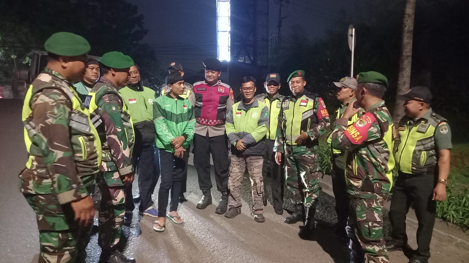 Patroli Gabungan TNI-Polri dan Linmas, Koramil 05/Bantar Gebang Sisir Wilayah Rawan Kriminalitas