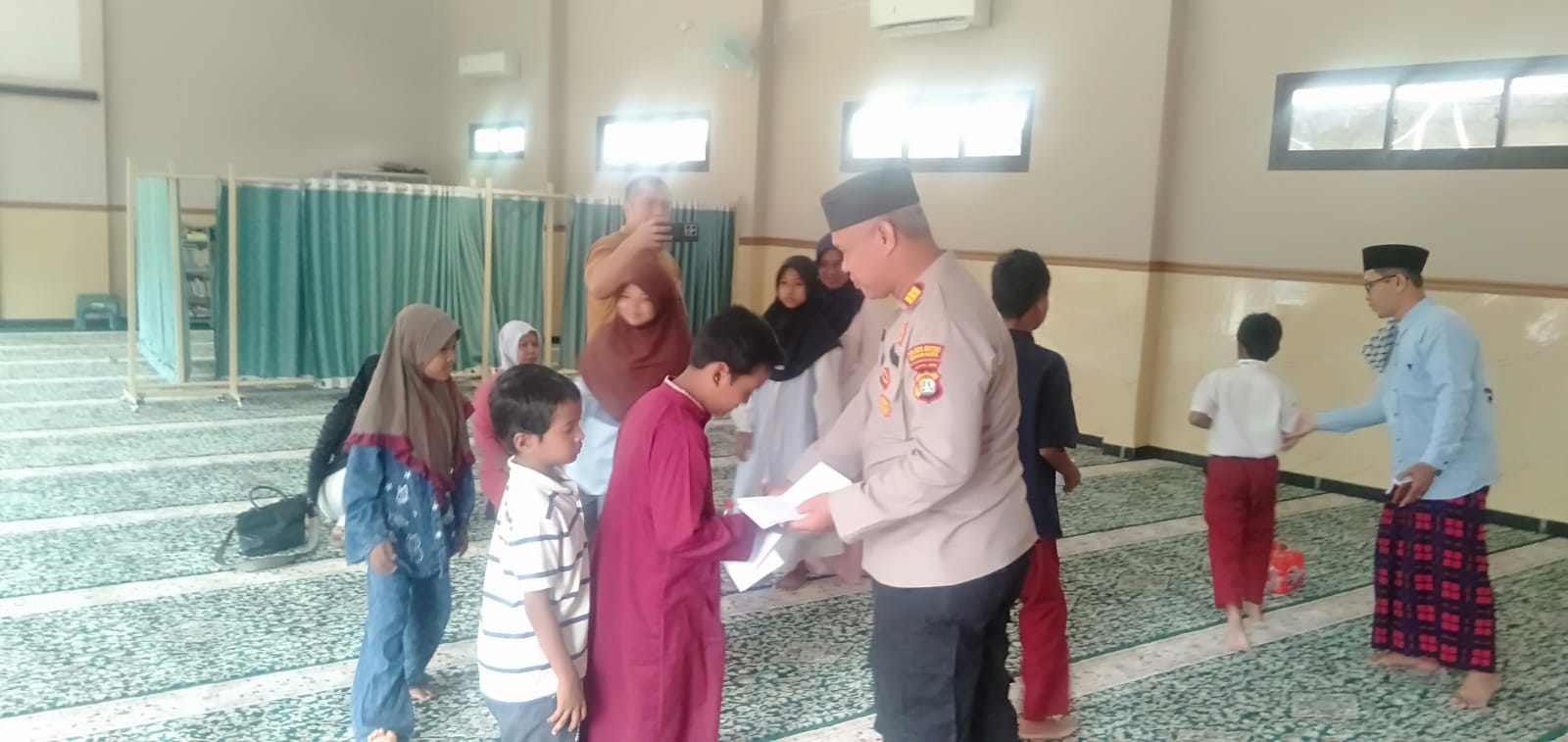 Rabu Berkah Kapolsek Bekasi Barat Berikan Santunan Kepada Anak Yatim di Kotabaru