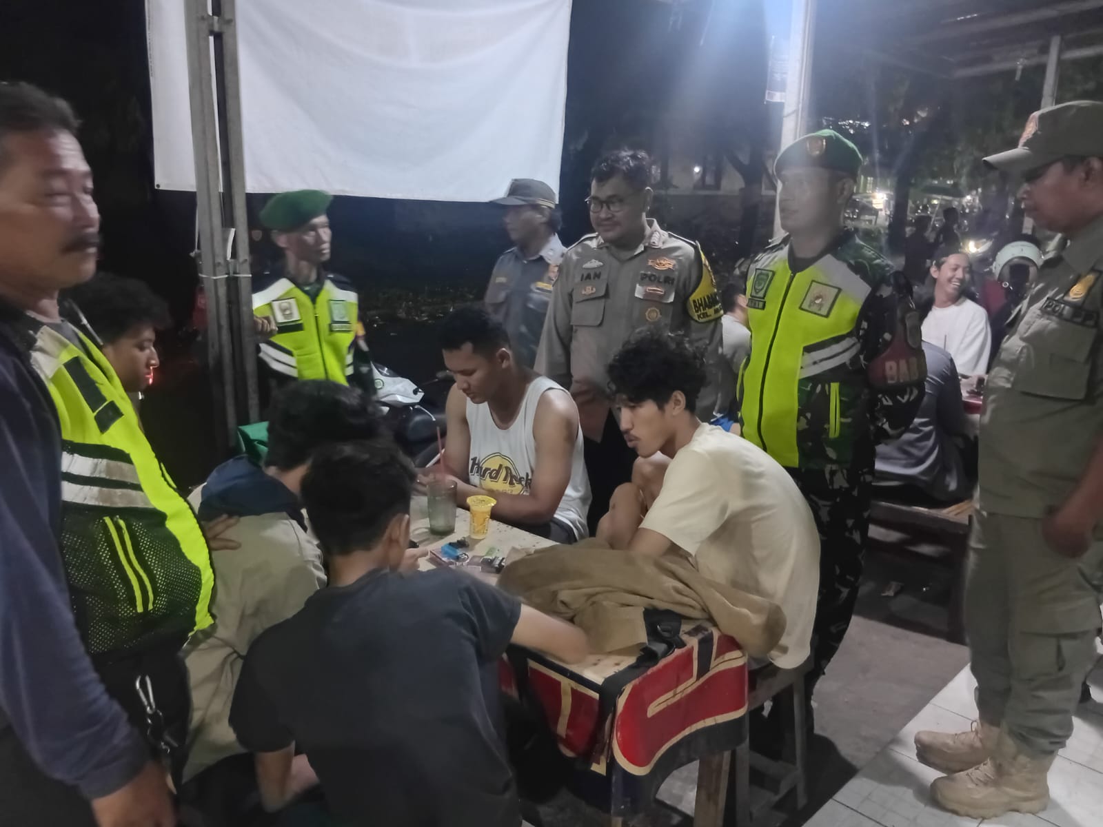 Patroli Gabungan TNI-Polri Koramil 05/Bantar Gebang dan Polsek Bantar Gebang Hadirkan Rasa Aman di Tengah Masyarakat