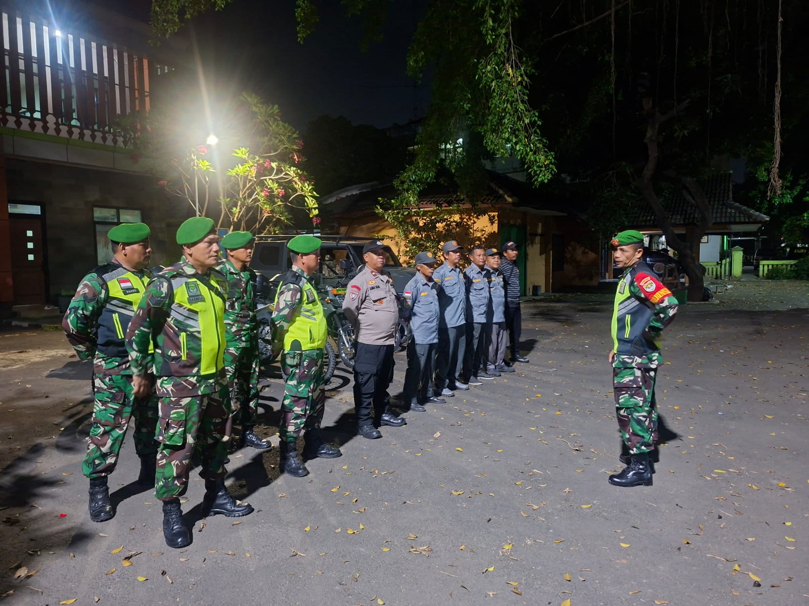 Patroli Gabungan Koramil 03/Teluk Pucung dan Linmas, Perkuat Keamanan Lingkungan Warga di Malam Hari