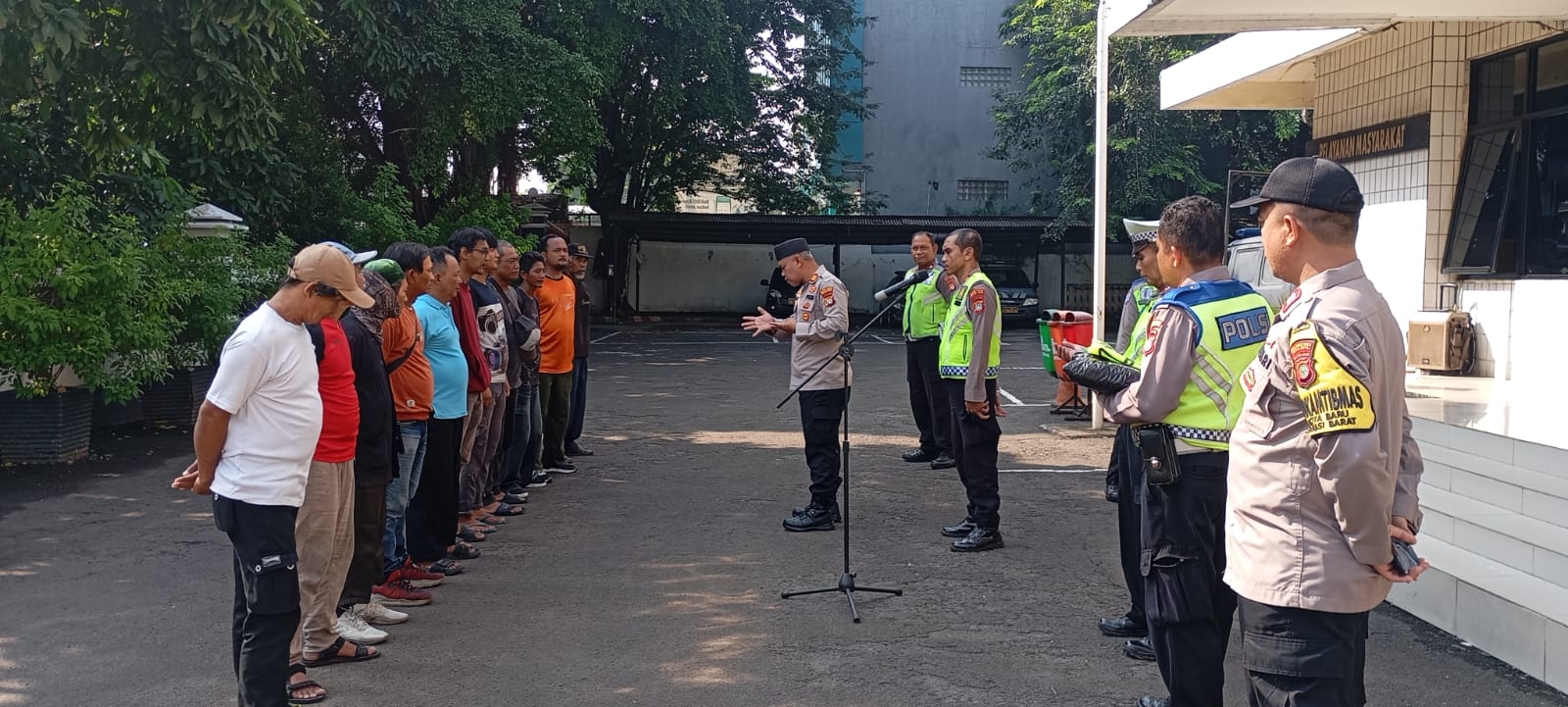Kapolsek Bekasi Barat Berikan Rompi Hijau kepada 12 Supeltas untuk Dukung Kelancaran Lalu Lintas