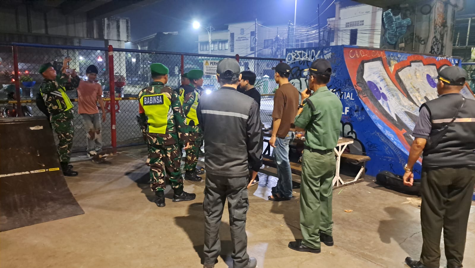 Patroli Maung dan Motor Babinsa Koramil 03/Teluk Pucung, Ajak Warga Bersama Jaga Kamtibmas Lingkungan
