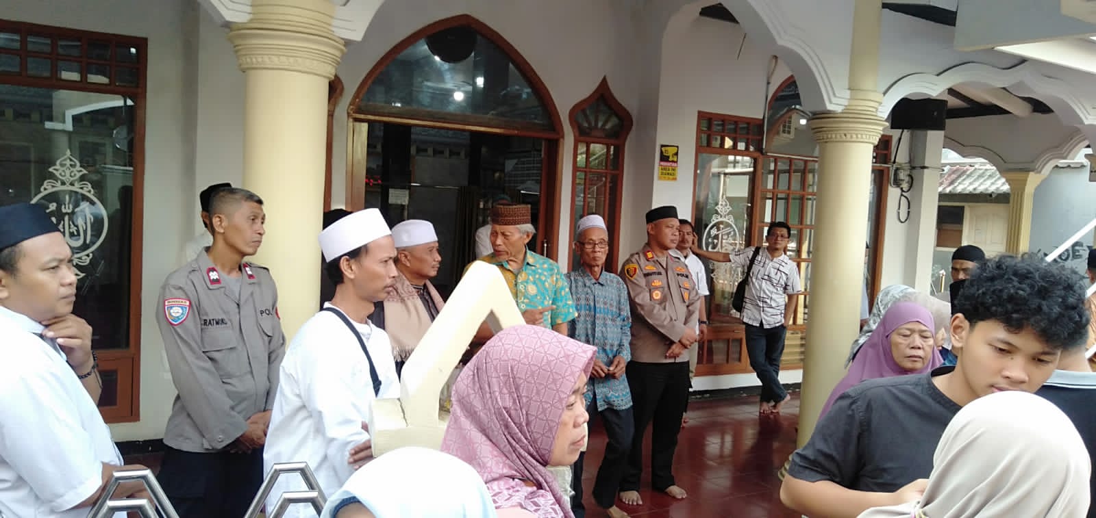 Empati dan Peduli Kapolsek Bekasi Barat Takziah Warga Yang Meninggal