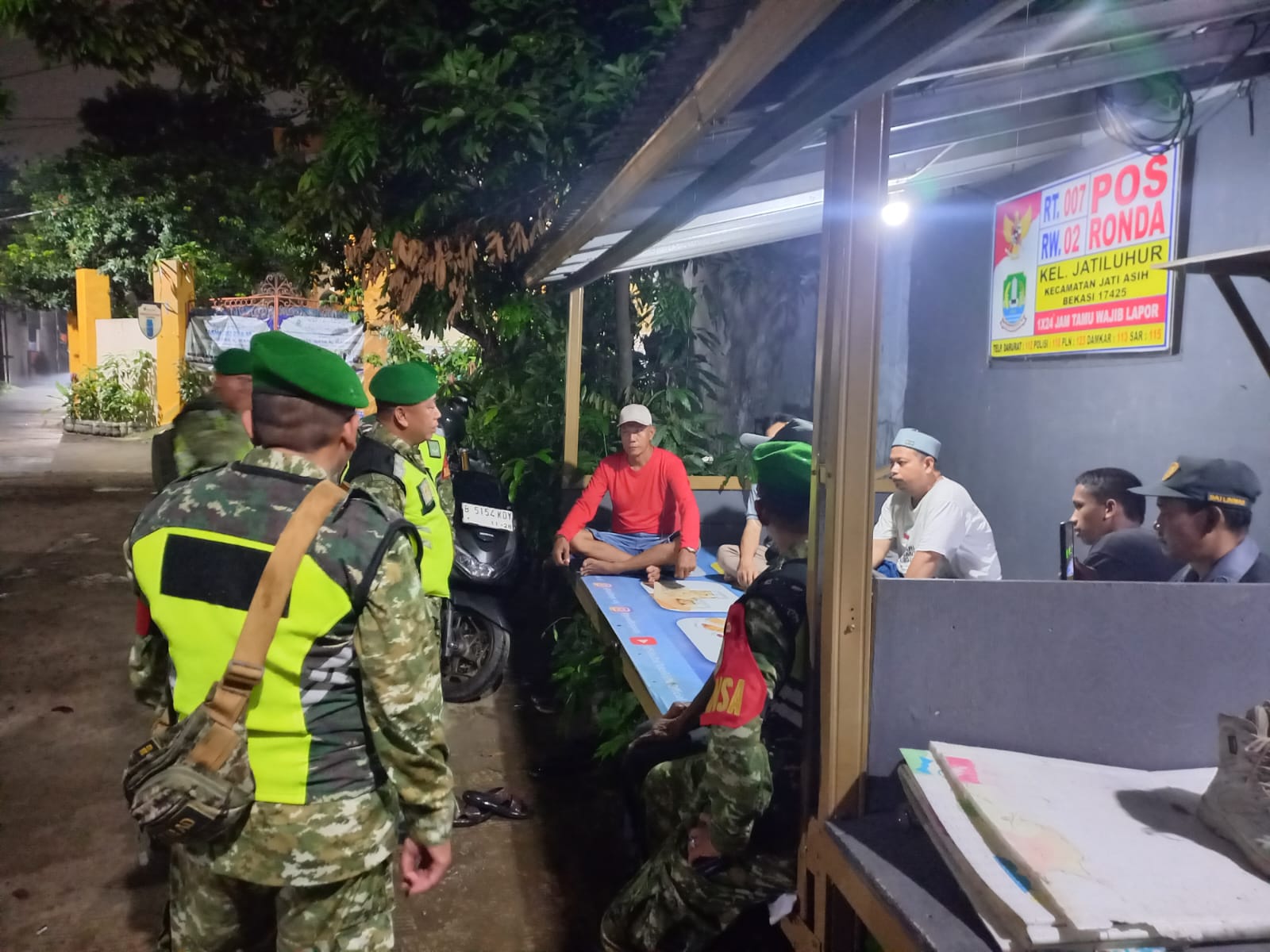 Patroli Siskamling Babinsa Koramil 04/Jati Asih Perkuat Keamanan dan Kondusivitas Wilayah Binaan