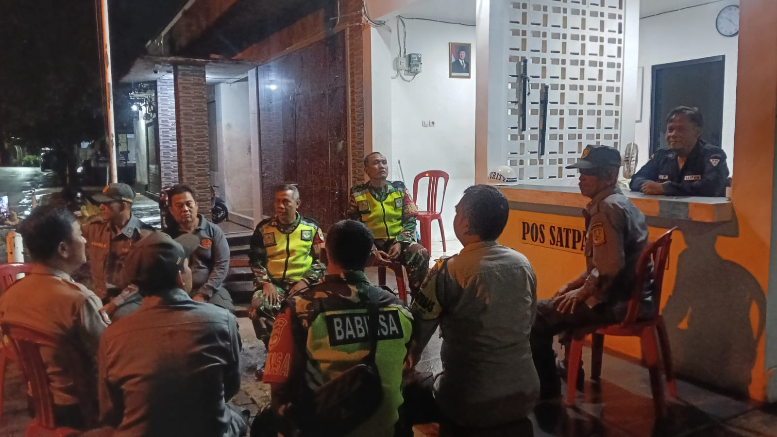 Patroli Malam Koramil 03/Teluk Pucung, Wujud Nyata Kepedulian TNI Jaga Keamanan dan Kenyamanan Warga