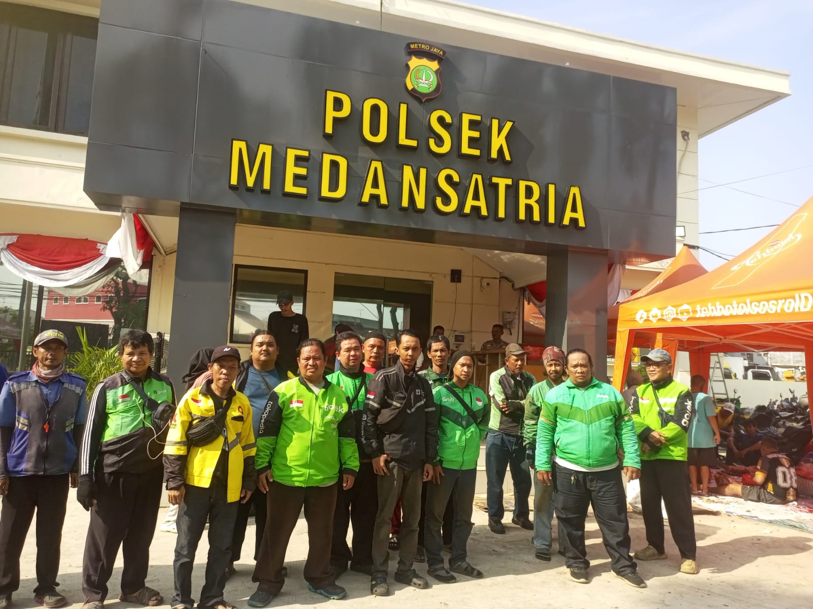 Polsek Medan Satria Bagikan Daging Kurban kepada Ojol dan Tukang Parkir di Hari Raya Idul Adha 1447 H