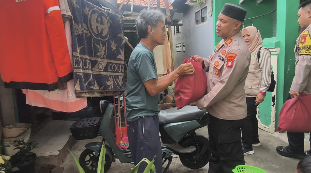 Jumat Berkah Polsek Bekasi Barat Berikan Paket Sembako Kepada Warga Lansia