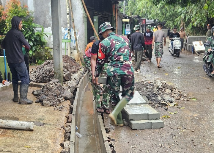 Pembangunan Saluran Air TMMD Ke-128 Kodim 0507/Bekasi Dikebut, Satgas Bersinergi Demi Kesejahteraan Warga