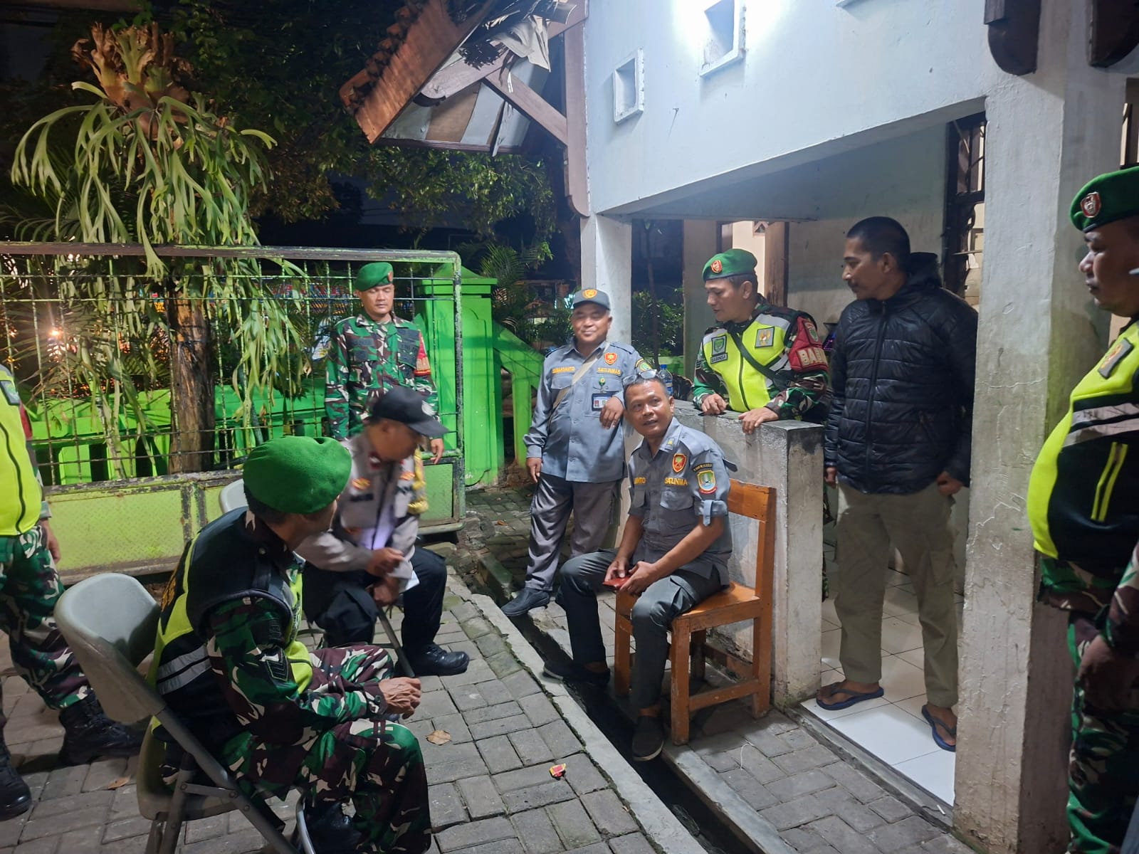 Patroli Sinergi Bersama Linmas, Koramil 03/Teluk Pucung Jamin Keamanan Wilayah Binaan