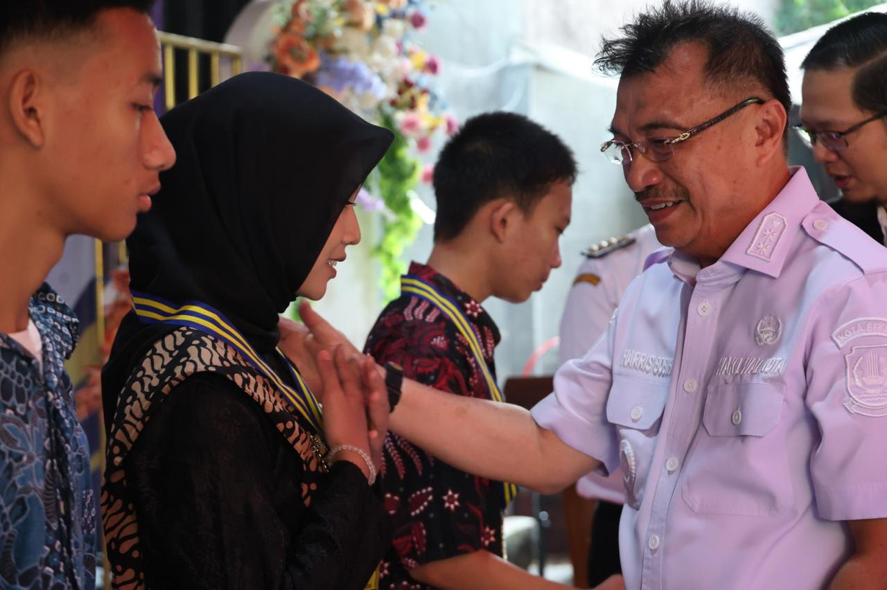 Pesan Plh Wali Kota Harris Bobihoe Kepada Lulusan SMPN 35 Kota Bekasi