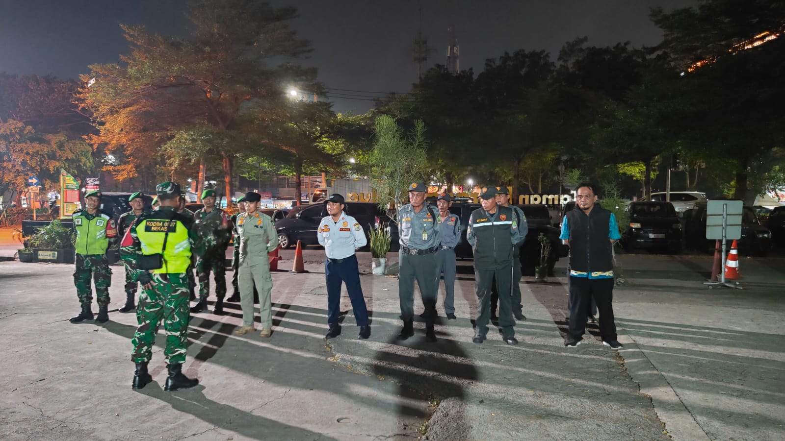Patroli Bersama Linmas, Koramil 01/Kranji Jamin Keamanan dan Kenyamanan Warga di Wilayah Binaan