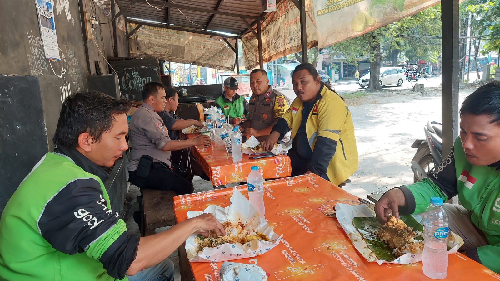 Jumat Berkah, Perkuat Sinergi dengan Komunitas OJOL Dalam Menjaga Kamtibmas Medansatria
