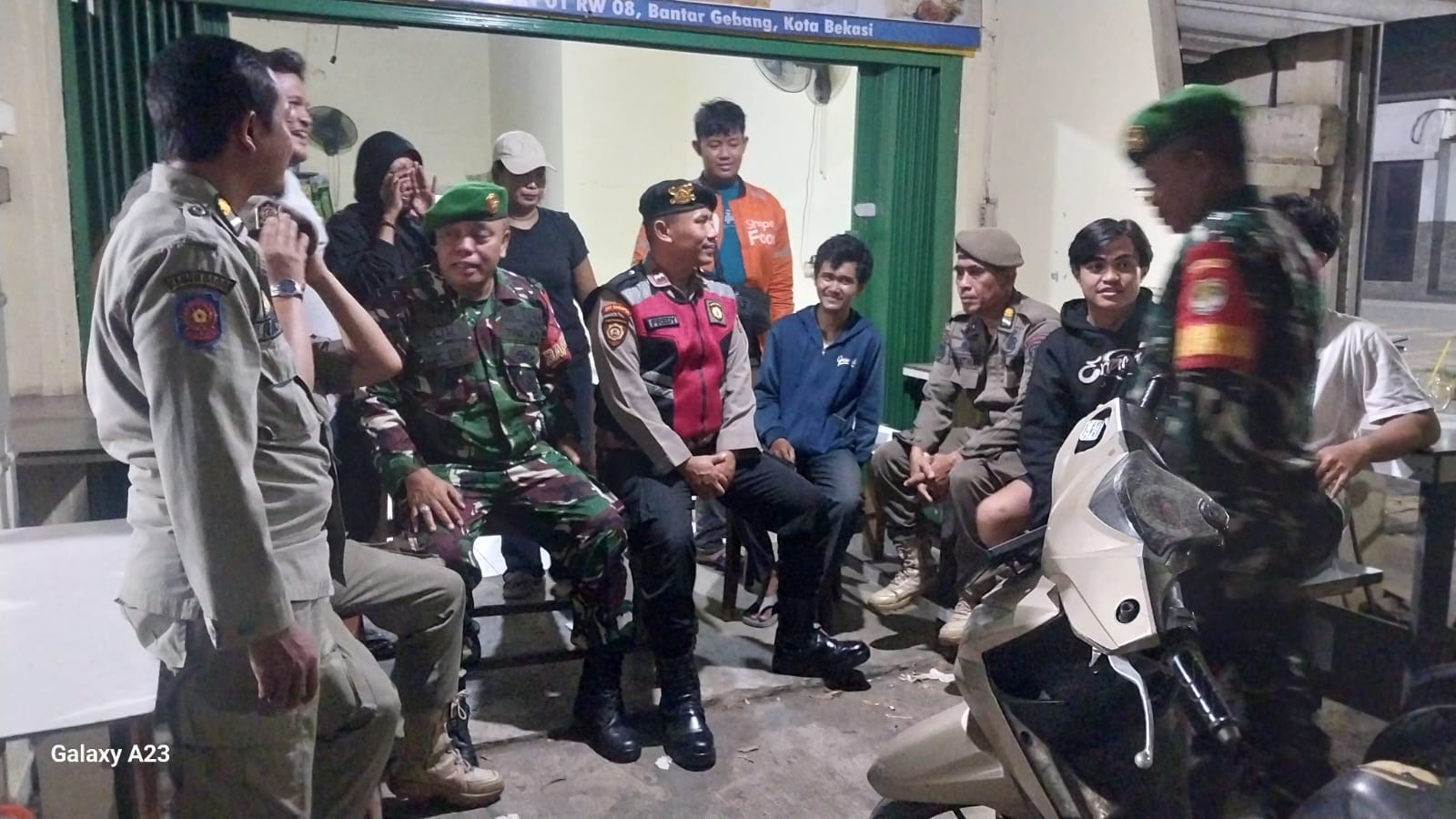 Babinsa Koramil 05/Bantar Gebang Turun Langsung ke Permukiman, Antisipasi Gangguan Kamtibmas