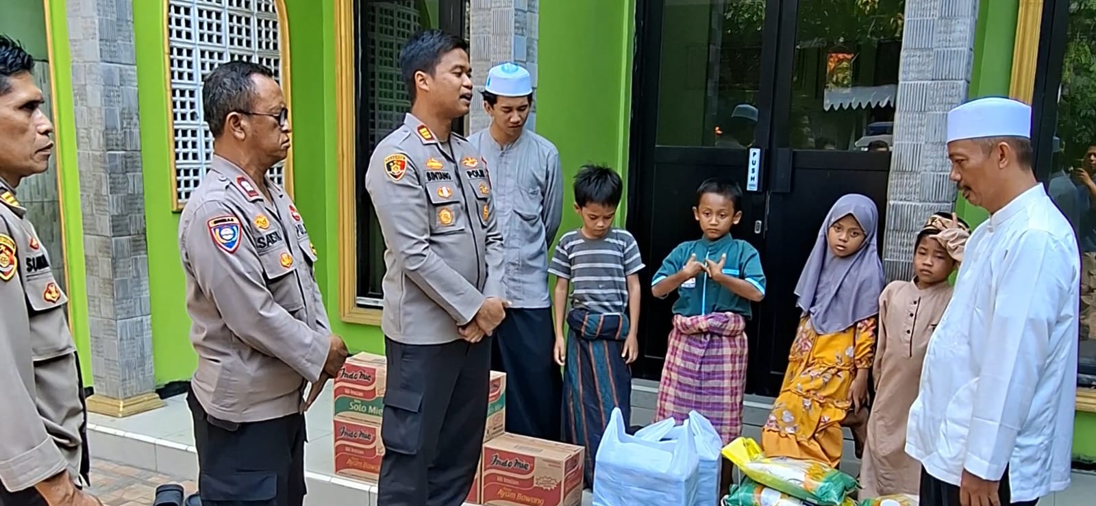 Polsek Medansatria Polres Metro Bekasi Kota kembali menggelar kegiatan sosial bertajuk Jumat Berkah pada Jumat (3/7/2026).