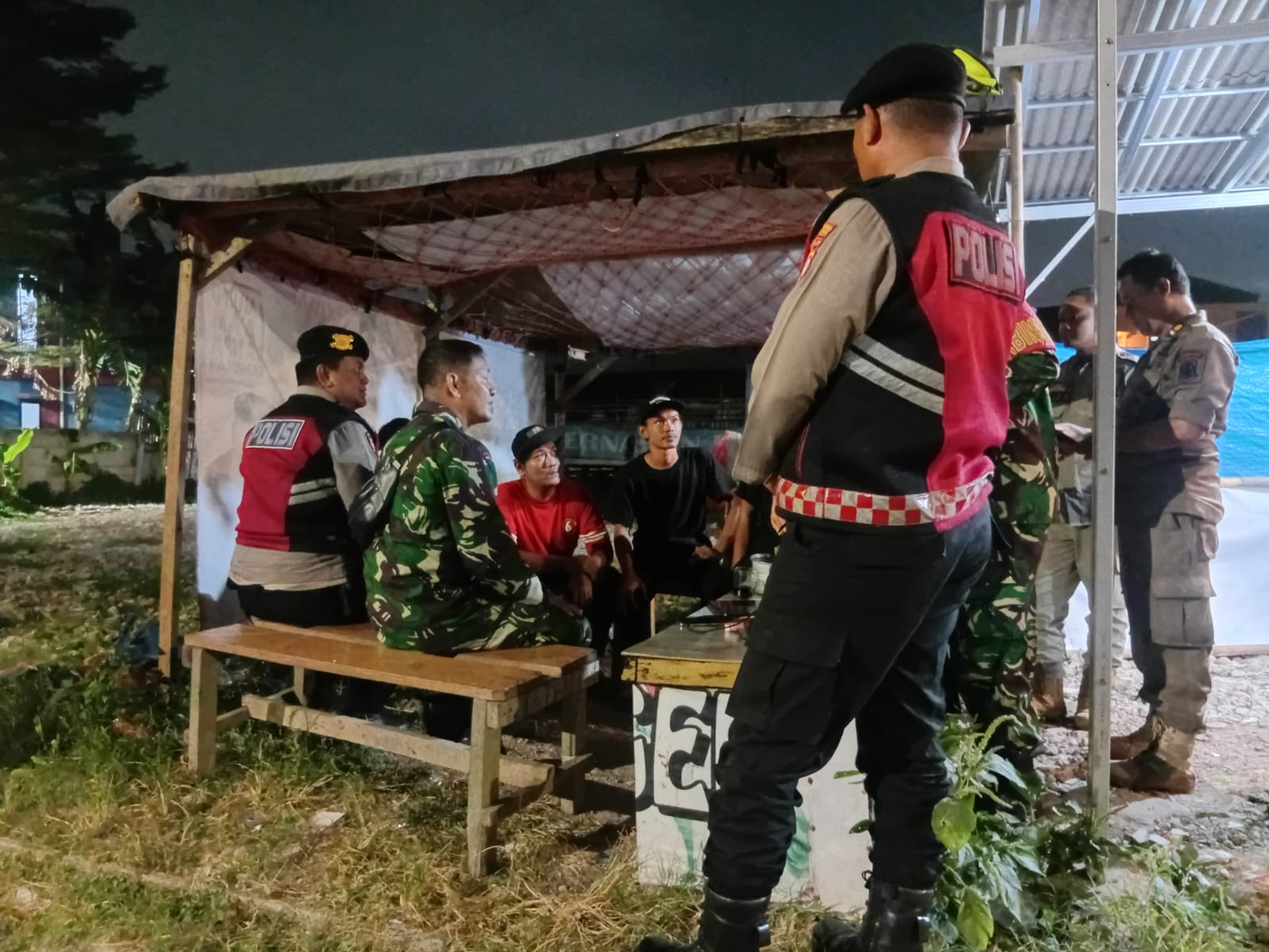 Malam Tetap Aman, Babinsa Koramil 05/Bantar Gebang Aktif Pantau Situasi Wilayah Lewat Patroli Malam