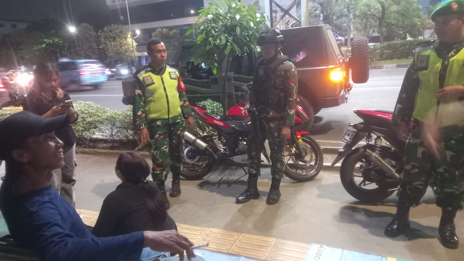 Pantau Aktivitas Malam Minggu, Babinsa Koramil 03/Teluk Pucung Intensifkan Patroli Jaga Kamtibmas