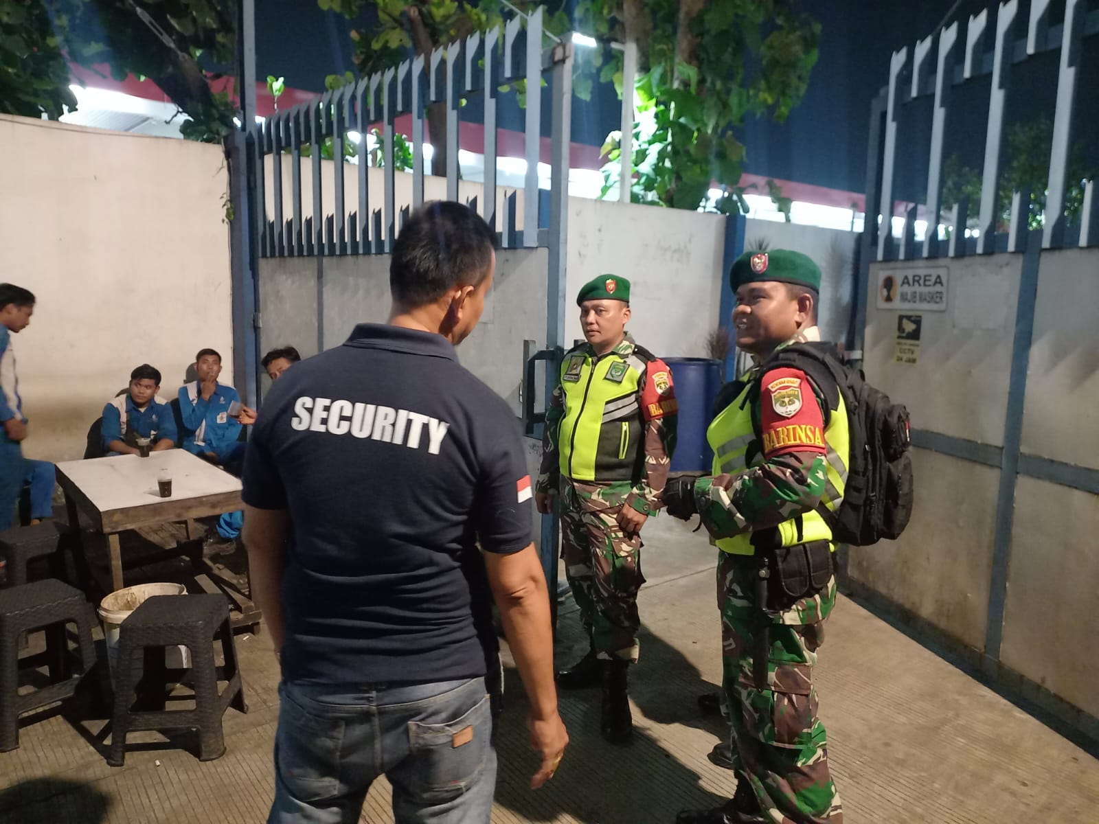 Ciptakan Rasa Aman, Babinsa Koramil 04/Jati Asih Intensifkan Patroli Kewilayahan Bersama Aparat dan Warga