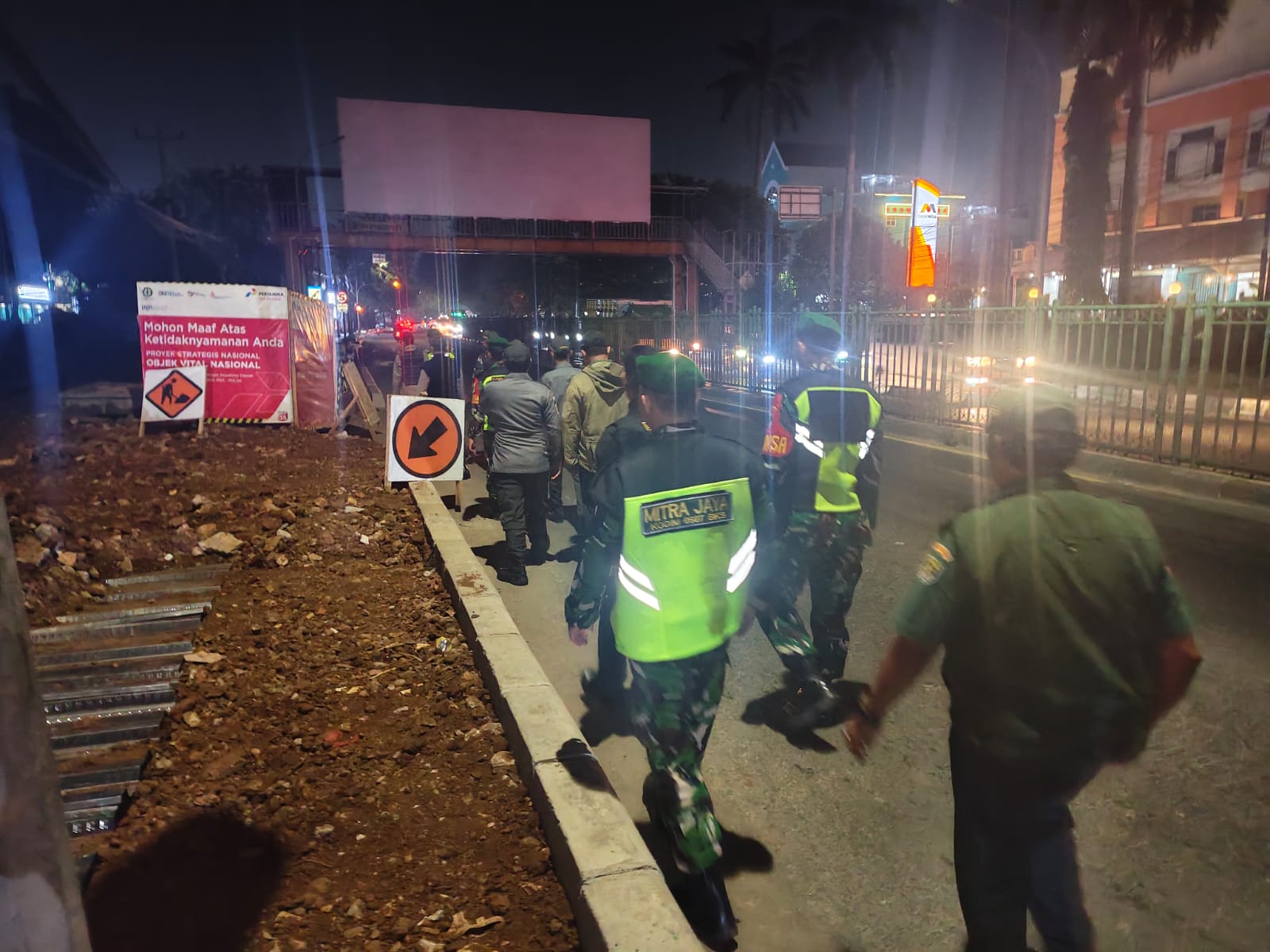 Hadir di Tengah Masyarakat, Babinsa Koramil 01/Kranji Bersama Linmas Sisir Perumahan pada Malam Hari