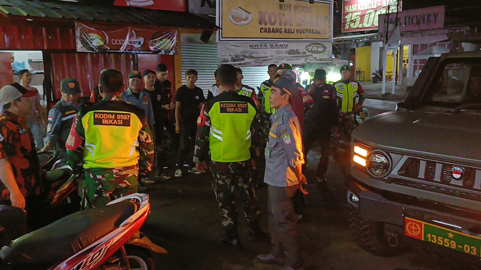 Sinergi TNI, Polri dan Linmas, Koramil 03/Teluk Pucung Hadir Menjaga Keamanan Malam Hari