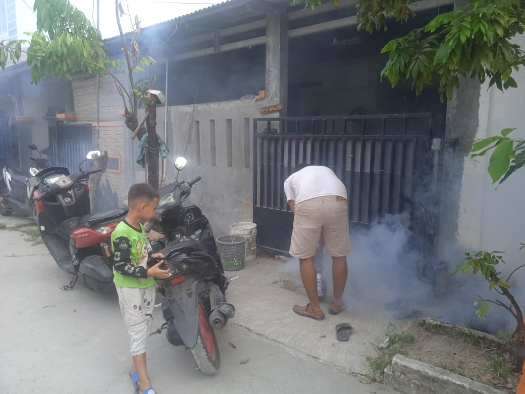 Warga Perum Kirana Cibitung Gelar Kerja Bakti dan Foging Antisipasi DBD dan Banjir