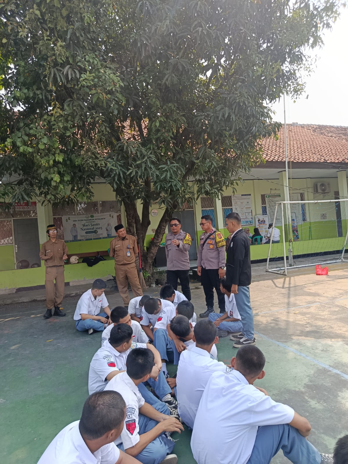 Bhabinkamtibmas Medansatria Binakan Siswa SMK Ekuin Jayakarta Jelang Lomba Yel-Yel Tingkat Polda Metro Jaya
